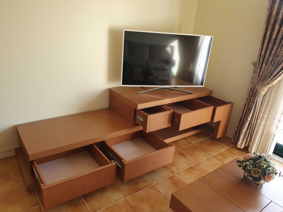 Móvel e mesa de centro em cerejeira
