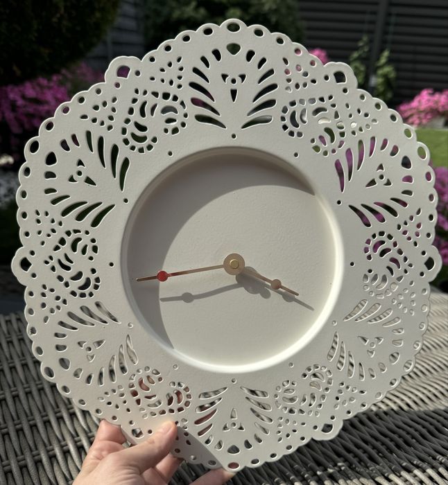 Ikea piękny biały zegar z imitacją delikatnej koronki.
