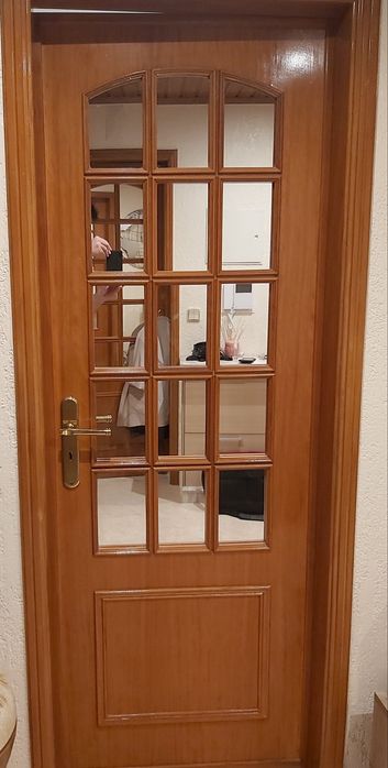 Porta de madeira com aro completo, fechadura e puxador