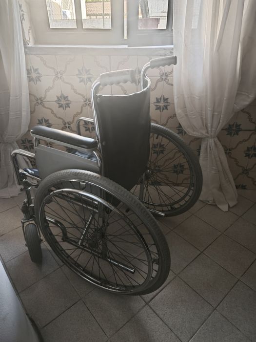 Cadeira de roda dobrável. Nenhum defeito aparente.
