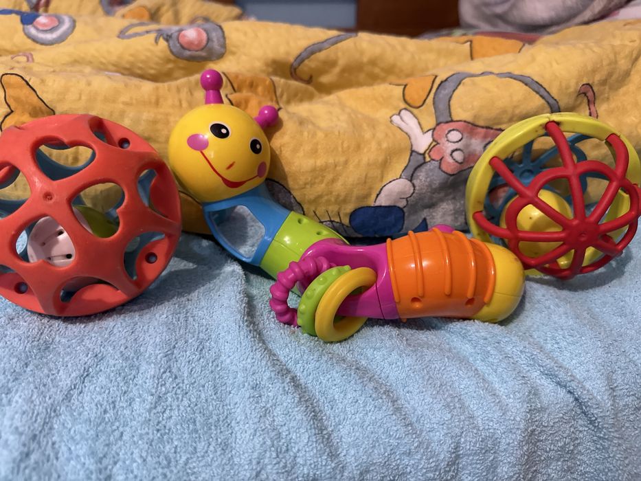 Гусінь, мячики, кульки, іграшки доя найменших