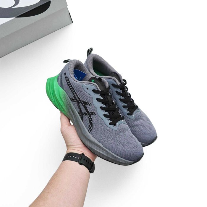 Чоловічі кросівки ASICS Novablast 3 сірі з зеленим