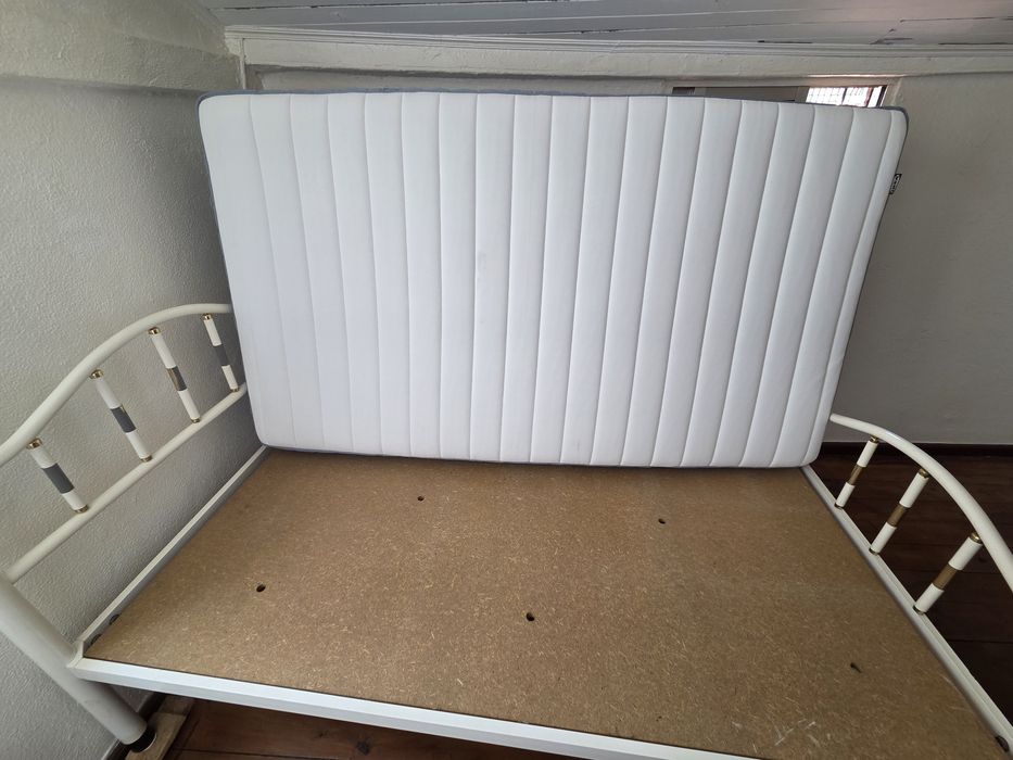 Colchão 90X200 como novo, só têm 6 meses e quase não foi usado.