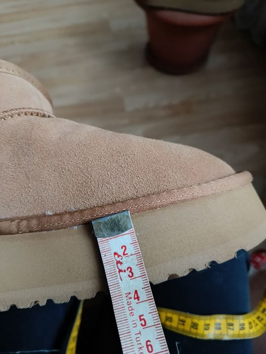 Продам Угги  UGG.Замшевые цвет кемел.