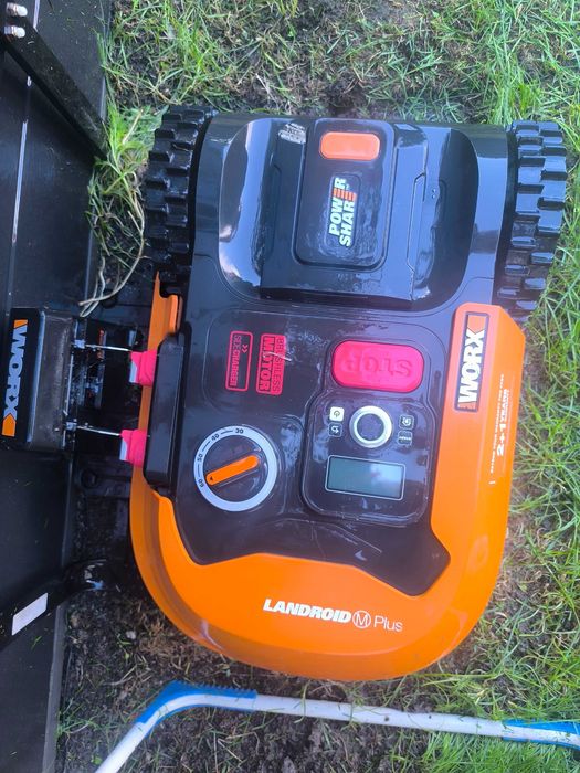 Robot koszący Landroid M Plus z zadaszeniem.