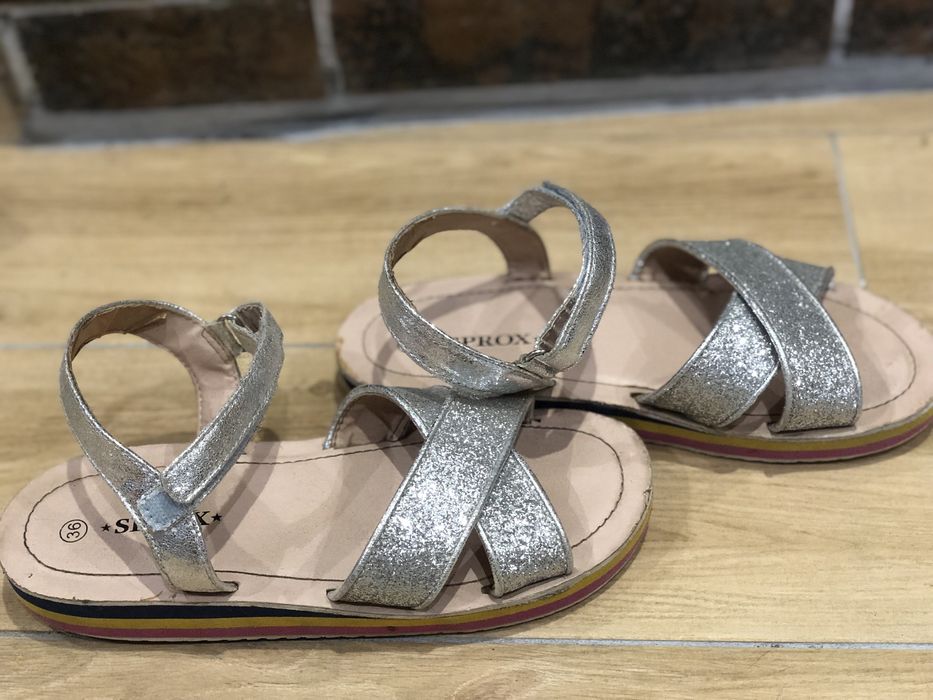 Босоніжки сандалі