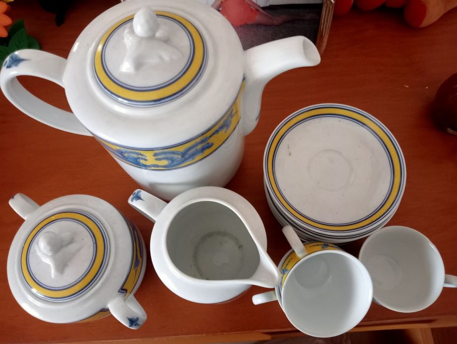 Vários utensílios de servir à mesa