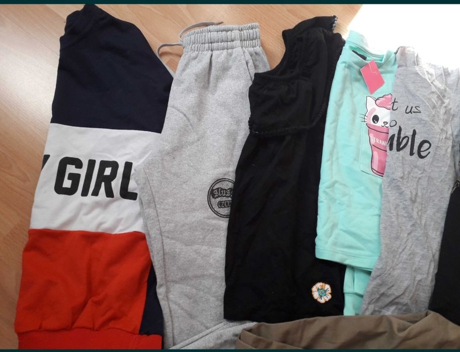 Paka ~30szt 134-140 koszulki bluzy spodnie kurtka sukienka klapki