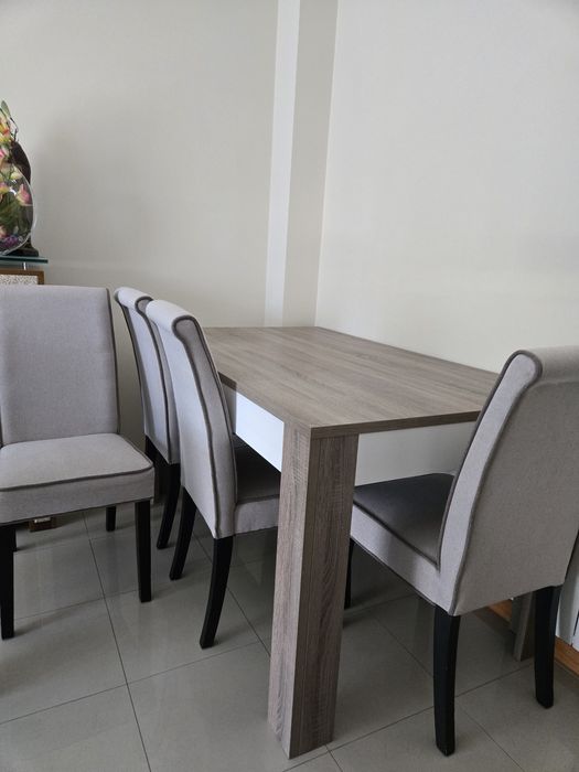 Mesa de sala com 4 cadeiras