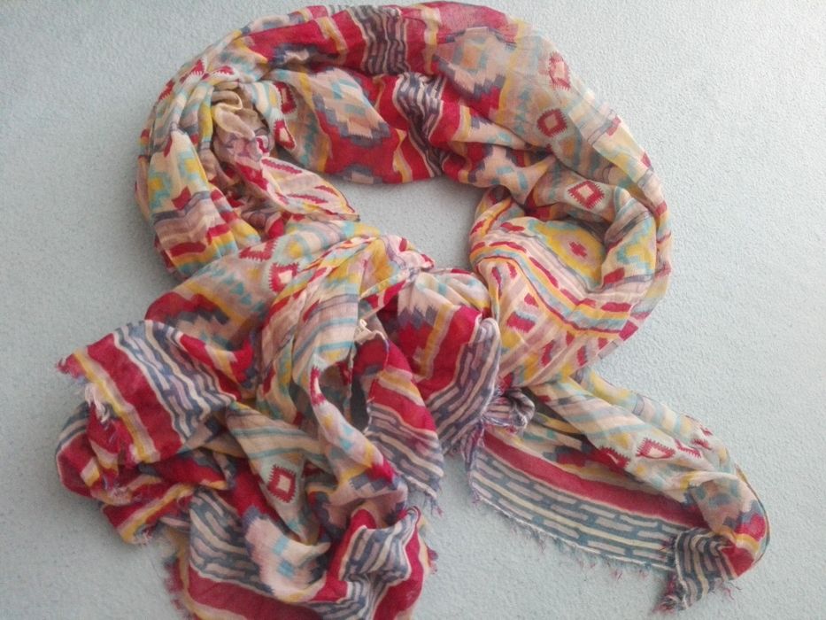 Cienki szal w kolorowy wzór