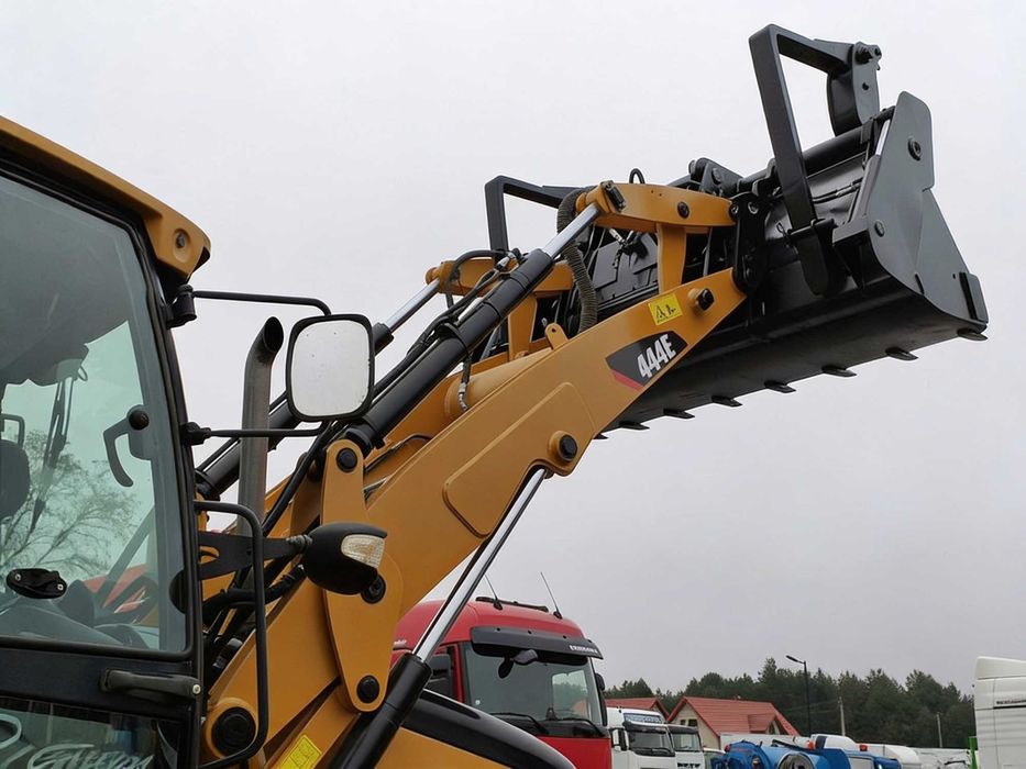 Екскаватор-навантажувач Caterpillar 444E