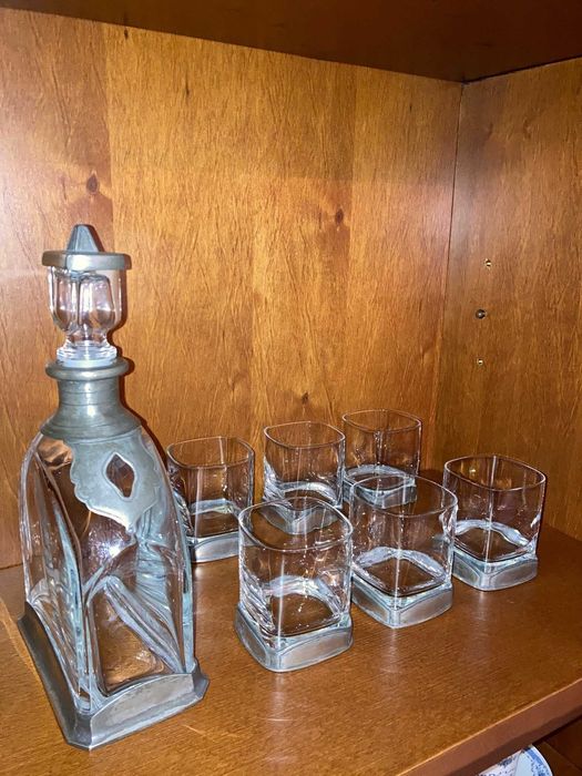 Conjunto de Copos e Garrafa de Whisky c/ Base em Estanho