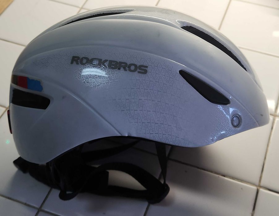 Capacetes usados para ciclista, vários