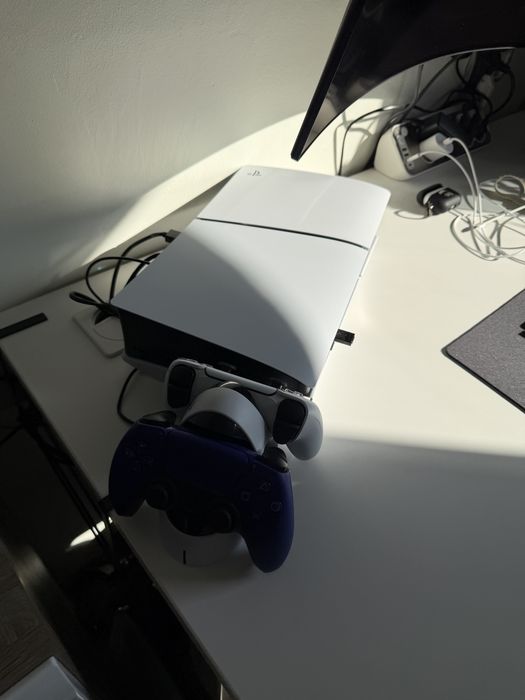 Ps5 z napędem + 2 pady + adapter