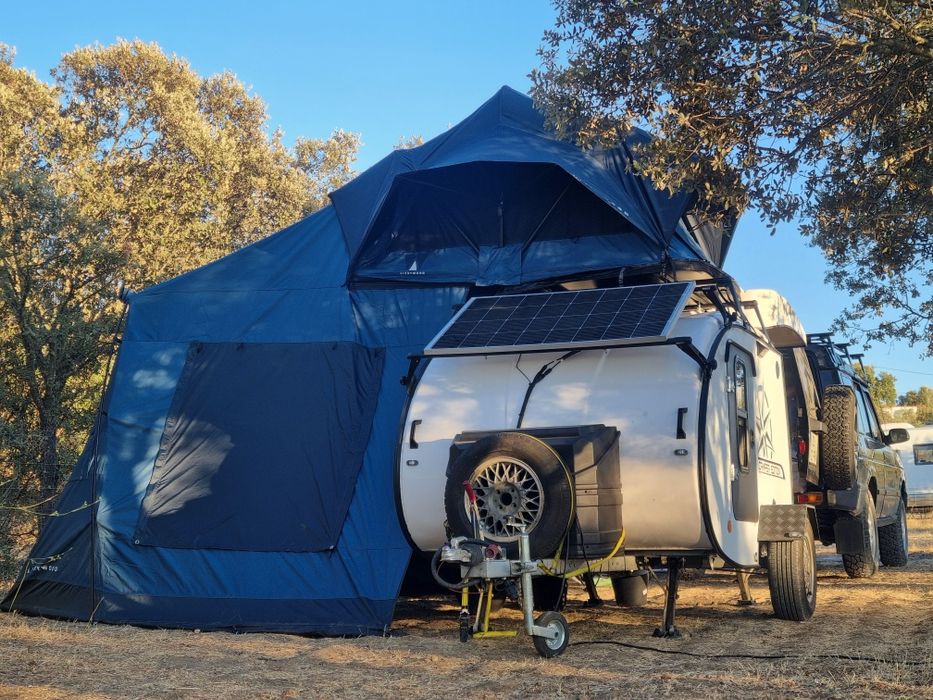Mini caravana com tenda e sistema offgrid