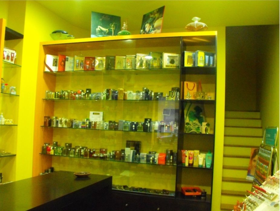 Vendo móvel (2,5 x 2,7 m2) em MDF com prateleiras em vidro