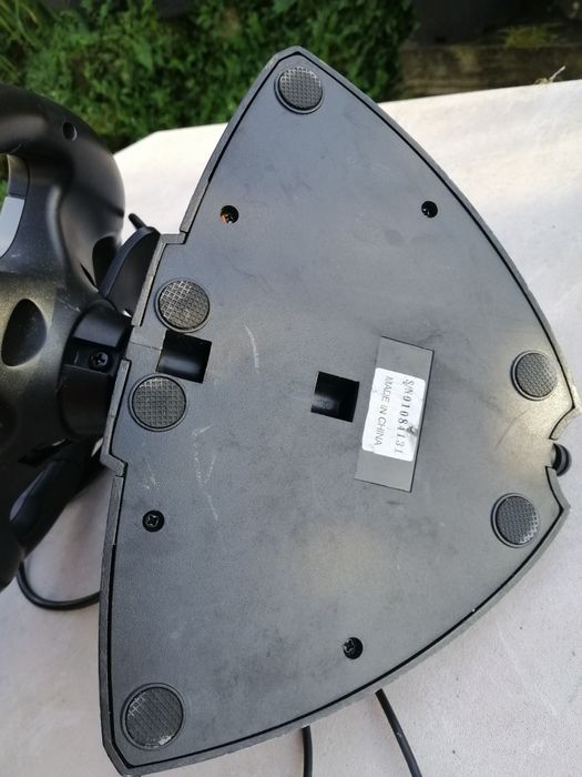 Volante pedais e meudança atrás do volante