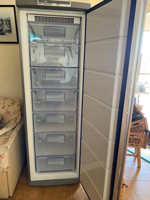Congelador Vertical AEG Electrolux No Frost
