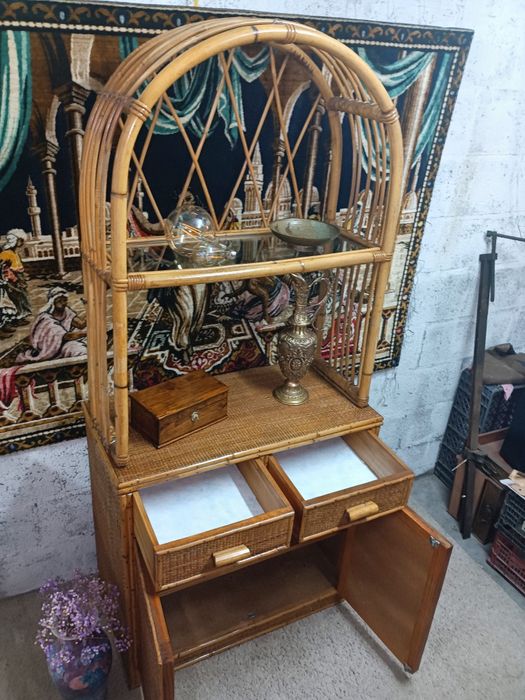 Móvel em bambu, exemplar estado.
Muito  versátil e com um design desigual. Medidas em foto no anúncio.
Intervenção de restauro.