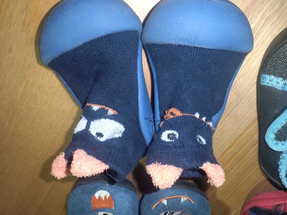 4 pares de pantufas de bebê