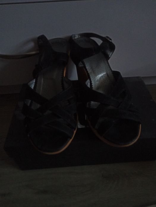 Замшевые босоножки на платформе