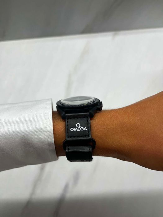 Swatch MoonSwatch Mission to the Black Moon Snoopy Edition