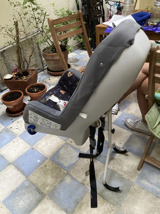 Cadeira de criança + espelho e almofada da marca Volvo