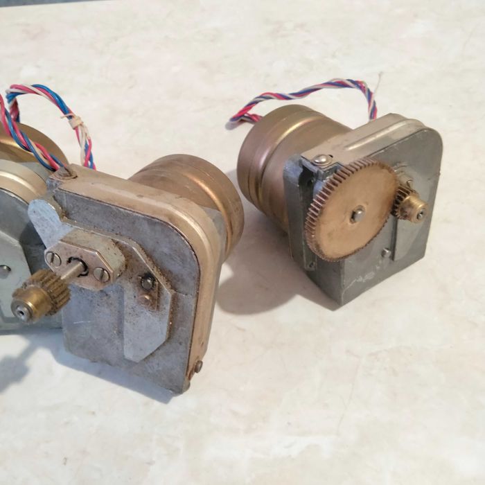 Кроковий двигун з редукторем