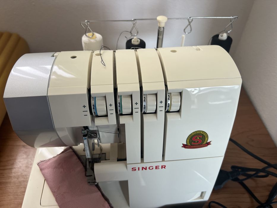 Maquina Singer Corte e Coze