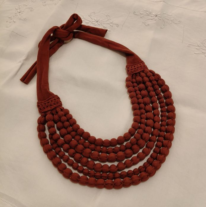 Colar em tecido de cor vermelho/tijolo