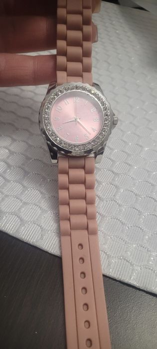 Zegarek Avon z cyrkoniami. Nowy. Polecam.