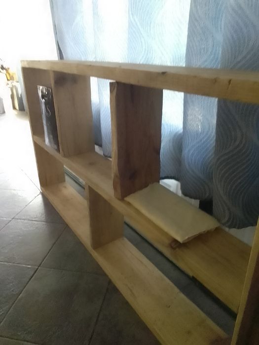 Estante em madeira natural – feita à mão – com entrega incluída