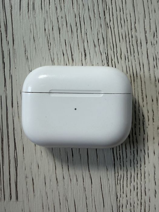 зарядний футляр (кейс) та правий навушник Apple AirPods Pro