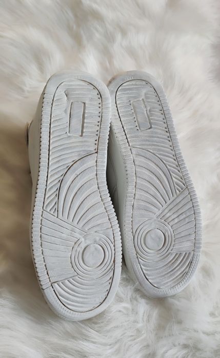 Białe wysokie buty