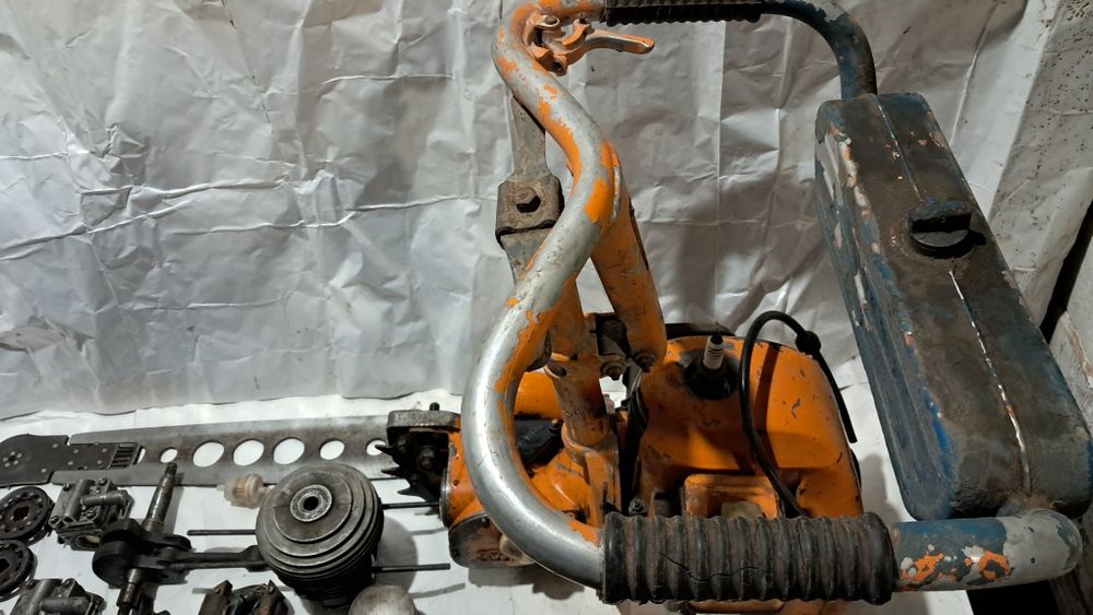 Продам бензопилу Урал на запчастини.