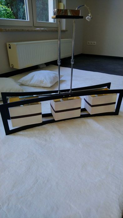 Lampa sufitowa z trzema punktami oświetlenia