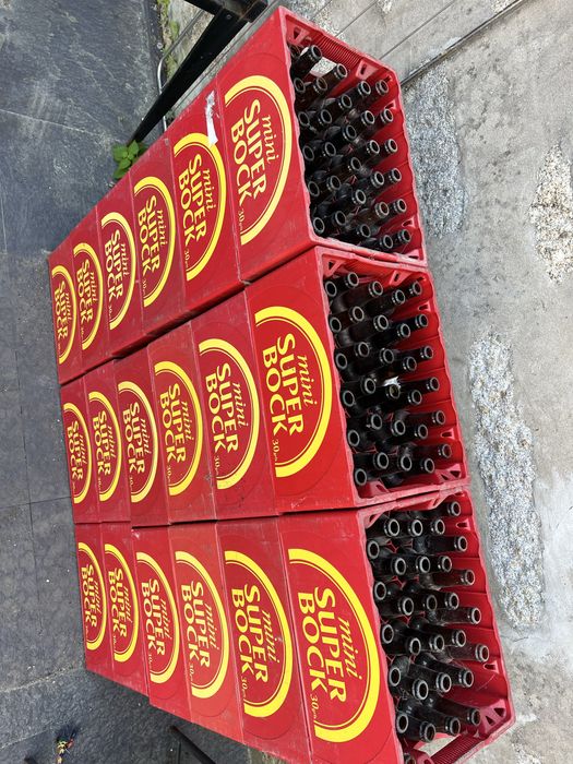 21 Caixas e garrafas vazias superbock