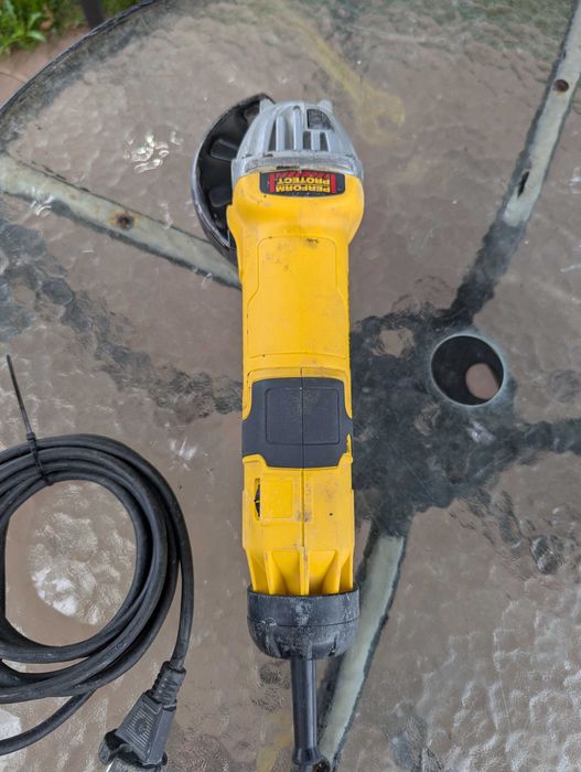 Szlifierka kątowa DeWalt DWE4257 regulacja obrotów