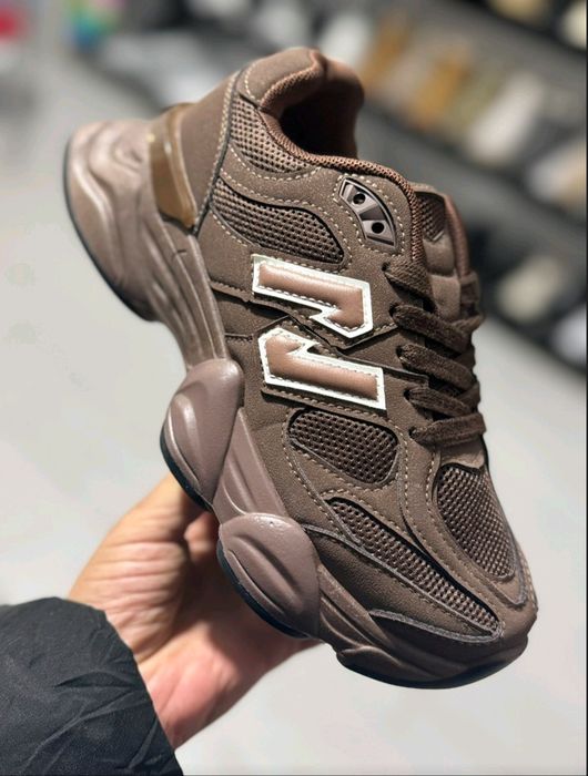 Жіночі кросівки коричневого кольору