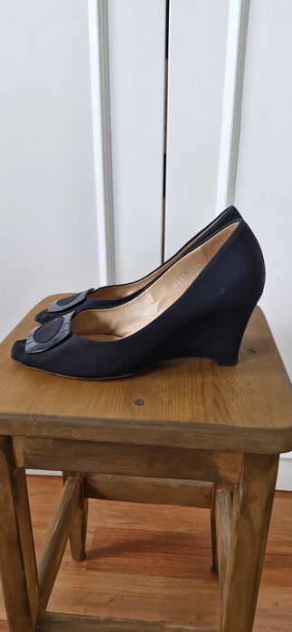 Buty czarne, na koturnie, rozm. 37 1/2