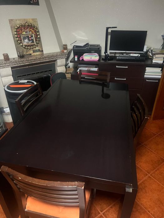 Mesa preta extensível + 4 cadeiras | até 8/10 lugares