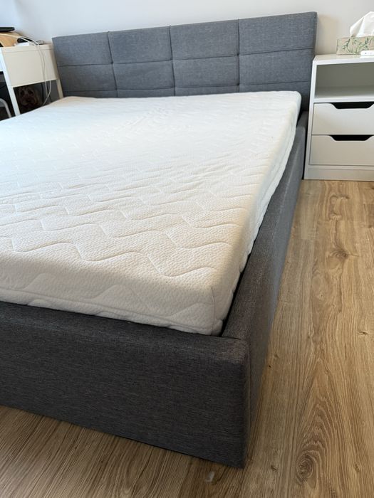 Szare łóżko tapicerowane z pojemnikiem 160x200