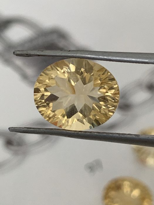 Ексклюзивний цитрин 4.6 ct, огранка Concave (Овал 10х12) — неймовірна гра світла!