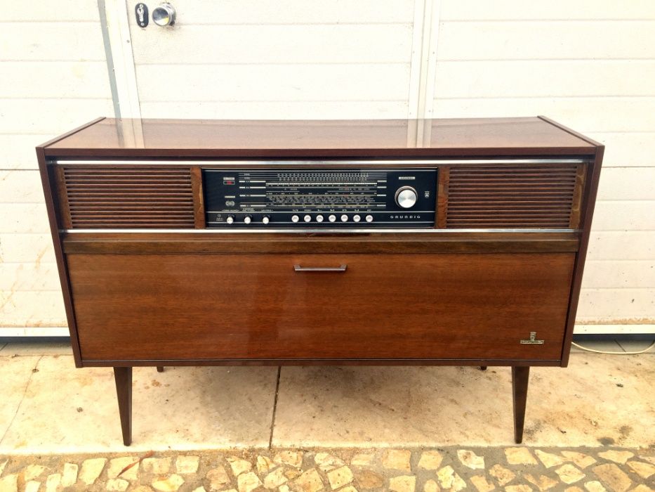 Aparador rádio gira discos Grundig grande a funcionar 118comp x 36prof