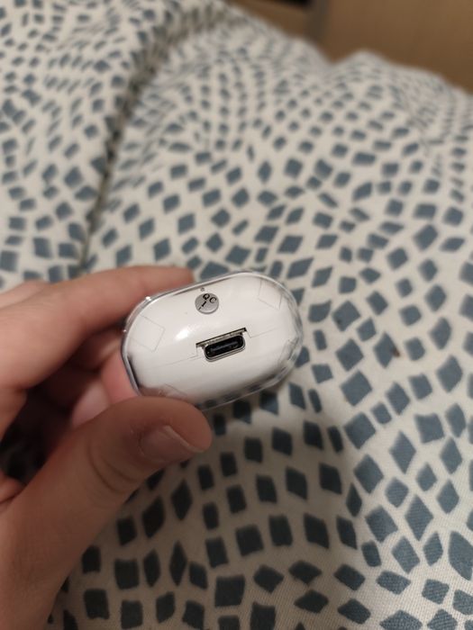 Fones transparentes e brancos