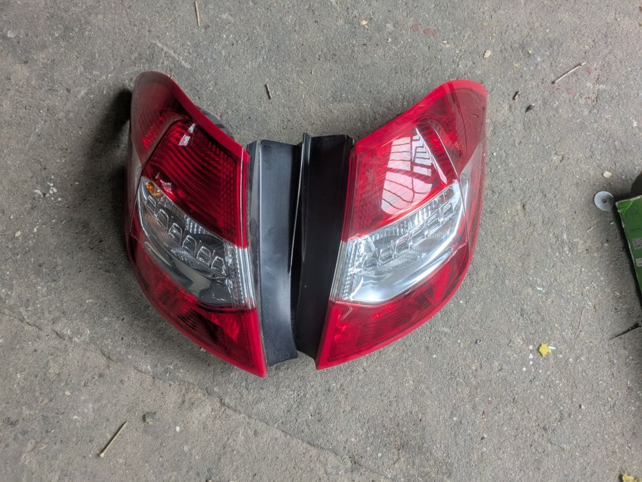 Citroen C4 II B7 lampa tylna   lewa prawa strona