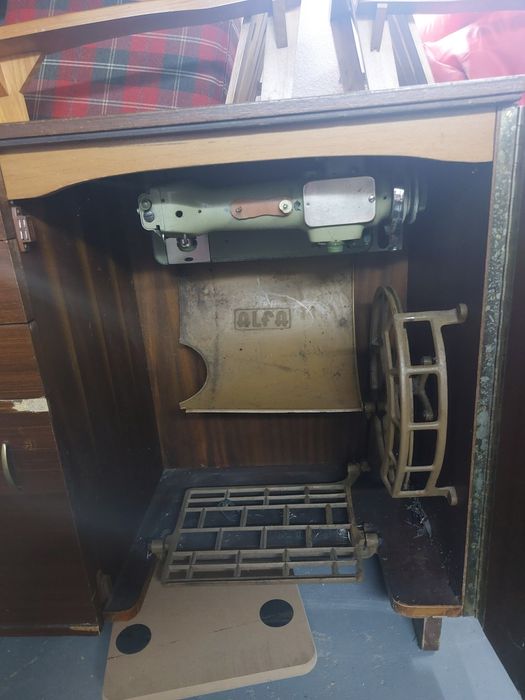 Máquina de Costura Oliva com Móvel, Pedal e Motor Elétrico