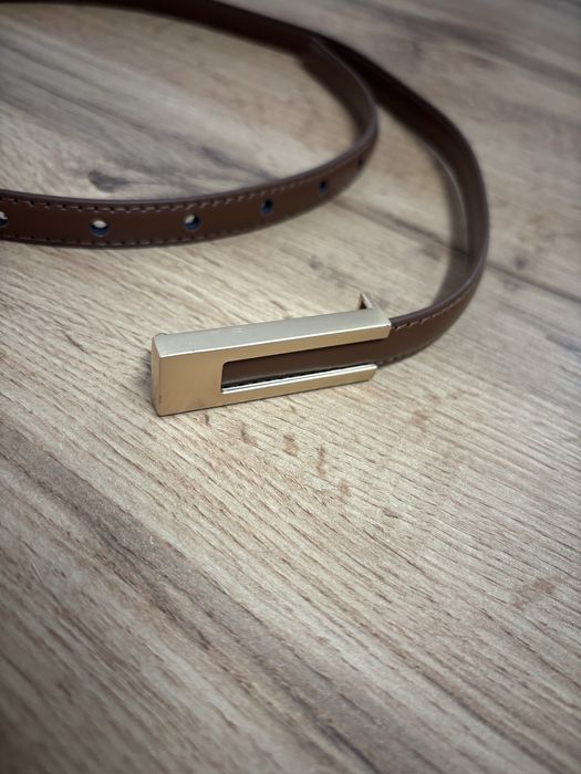 Cienki brązowy pasek z al’a złotą klamrą
