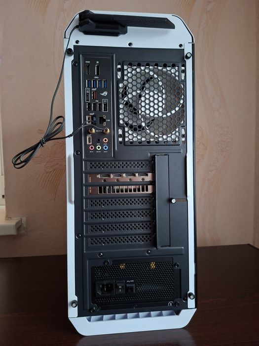 Комп'ютер  - підходить як для ігор, так і для роботи.