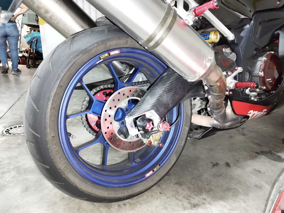 aprilia rsv 1000